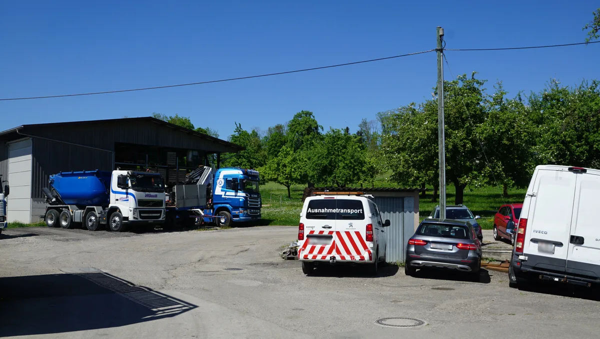 Fahrzeuge auf Platz